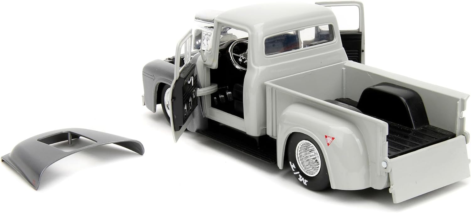 Jada - Street Fighter 1956 Ford F-100 1:24 Die-Cast Model Vehicle With Guille Figure